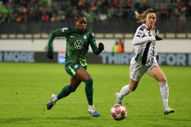VfL vs. Juventus, CL Frauen Wolfsburg, 12.02.2026, Fußball, Frauen, VfL Wolfsburg vs. Juventus Turin, Champions League, Play-Offs, Saison 2025 2026, Lineth Beerensteyn (VfL Wolfsburg), Paulina Krumbiege (Juventus) AOK Stadion Niedersachsen Deutschland
