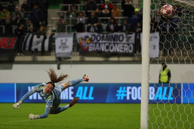 VfL vs. Juventus, CL Frauen Wolfsburg, 12.02.2026, Fußball, Frauen, VfL Wolfsburg vs. Juventus Turin, Champions League, Play-Offs, Saison 2025 2026, Torfrau Danielle de Jong (Juventus), Tor zum 2.2 von Sarai Linder (VfL Wolfsburg) nicht im Bild. AOK Stadion Niedersachsen Deutschland