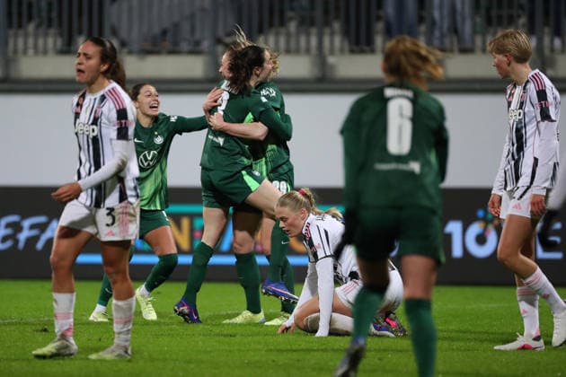 VfL vs. Juventus, CL Frauen Wolfsburg, 12.02.2026, Fußball, Frauen, VfL Wolfsburg vs. Juventus Turin, Champions League, Play-Offs, Saison 2025 2026, Sarai Linder (VfL Wolfsburg) jubelt mit der Mannschaft nach ihrem Tor zum 2:2 AOK Stadion Niedersachsen Deutschland