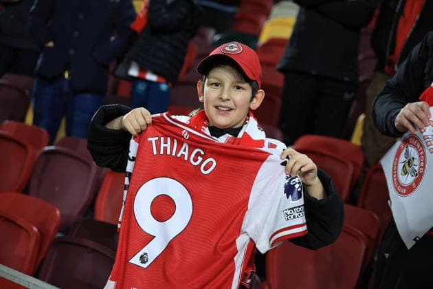 Brentford v Arsenal, Premier League Brentford Fans gets a match warn shirt from Brentford Football Club Forward Igor Thiago (9) (Not In the Picture) during the Premier League match between Brentford and Arsenal at the Gtech Community Stadium, Brentford, UK on 12 February 2026. Brentford Gtech Community Stadium Greater London UK Editorial use only DataCo restrictions apply See www.football-dataco.com , Copyright: xChrisxFoxwellx PSI-23737-0112