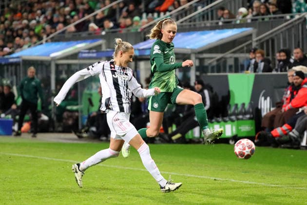 VfL vs. Juventus, CL Frauen Wolfsburg, 12.02.2026, Fußball, Frauen, VfL Wolfsburg vs. Juventus Turin, Champions League, Play-Offs, Saison 2025 2026, Torfrau Martina Tufekovic (VfL Wolfsburg), Vievien Endemann (VfL Wolfsburg) AOK Stadion Niedersachsen Deutschland