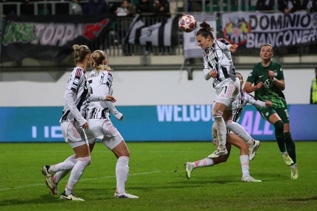 VfL vs. Juventus, CL Frauen Wolfsburg, 12.02.2026, Fußball, Frauen, VfL Wolfsburg vs. Juventus Turin, Champions League, Play-Offs, Saison 2025 2026, Martina Lenzini (Juventus), Alexandra Popp (VfL Wolfsburg) AOK Stadion Niedersachsen Deutschland