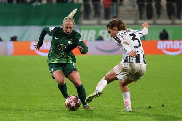 VfL vs. Juventus, CL Frauen Wolfsburg, 12.02.2026, Fußball, Frauen, VfL Wolfsburg vs. Juventus Turin, Champions League, Play-Offs, Saison 2025 2026, Janina Minge (VfL Wolfsburg), Estela Carbonell (Juventus) AOK Stadion Niedersachsen Deutschland