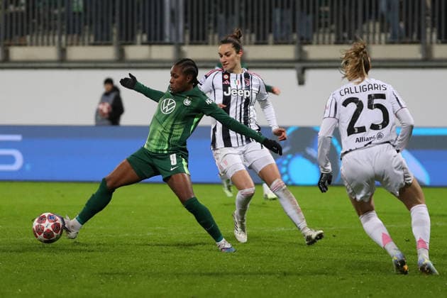 VfL vs. Juventus, CL Frauen Wolfsburg, 12.02.2026, Fußball, Frauen, VfL Wolfsburg vs. Juventus Turin, Champions League, Play-Offs, Saison 2025 2026, Lineth Beerensteyn (VfL Wolfsburg), Martina Lenzini (Juventus), Viola Calligaris (Juventus) AOK Stadion Niedersachsen Deutschland