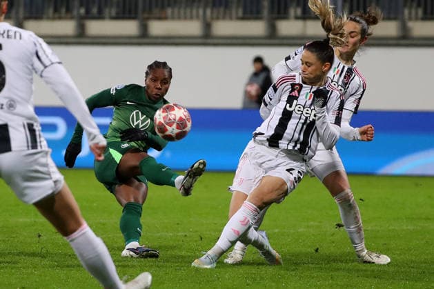 VfL vs. Juventus, CL Frauen Wolfsburg, 12.02.2026, Fußball, Frauen, VfL Wolfsburg vs. Juventus Turin, Champions League, Play-Offs, Saison 2025 2026, Lineth Beerensteyn (VfL Wolfsburg), Martina Lenzini (Juventus), Viola Calligaris (Juventus) AOK Stadion Niedersachsen Deutschland