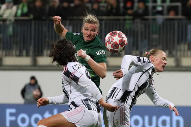 VfL vs. Juventus, CL Frauen Wolfsburg, 12.02.2026, Fußball, Frauen, VfL Wolfsburg vs. Juventus Turin, Champions League, Play-Offs, Saison 2025 2026, Eva Schatzer (Juventus), Alexandra Popp (VfL Wolfsburg), Mathilde Harviken (Juventus) AOK Stadion Niedersachsen Deutschland