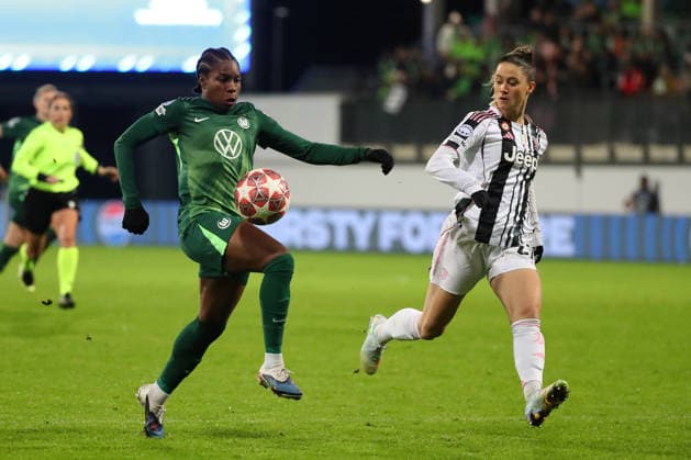 VfL vs. Juventus, CL Frauen Wolfsburg, 12.02.2026, Fußball, Frauen, VfL Wolfsburg vs. Juventus Turin, Champions League, Play-Offs, Saison 2025 2026, Lineth Beerensteyn (VfL Wolfsburg), Paulina Krumbiege (Juventus) AOK Stadion Niedersachsen Deutschland