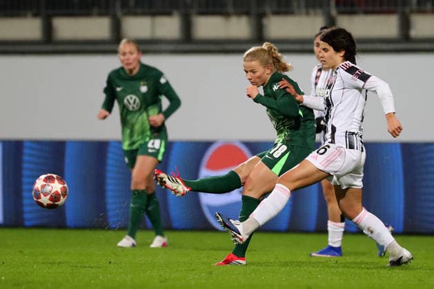 VfL vs. Juventus, CL Frauen Wolfsburg, 12.02.2026, Fußball, Frauen, VfL Wolfsburg vs. Juventus Turin, Champions League, Play-Offs, Saison 2025 2026, Justine Kielland (VfL Wolfsburg), Eva Schatzer (Juventus) AOK Stadion Niedersachsen Deutschland