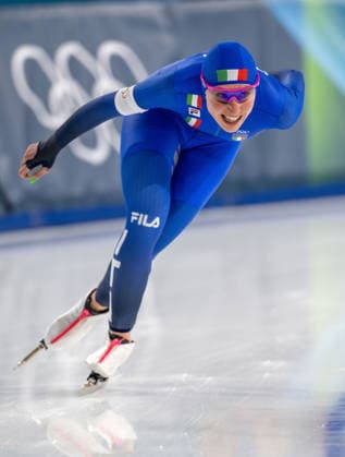 February 12, 2026, Milan, Lombardy, Italy: FRANCESCA LOLLOBRIGIDA, the great-niece of Gina Lollobrigida, on her way to winning the gold medal in the women s 5000m Speed skating, Eisschnelllauf event at the Milano Cortina 2026 Winter Olympics. Milan Italy - ZUMAh234 20260212_oly_h234_007 Copyright: xMarkxEdwardxHarrisx