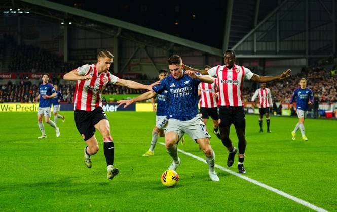 Viktor Gyokeres of Arsenal watched by Kristoffer Ajer and Michael Kayode of Brentford Brentford v Arsenal, Premier League, Football, Gtech Community Stadium, London, UK - 12 Feb 2026London Gtech Community Stadium United Kingdom EDITORIAL USE ONLY No use with unauthorised audio, video, data, fixture lists, club league logos or live services. Online in-match use limited to 120 images, no video emulation. No use in betting, games or single club league player publications. Copyright: xJavierxGarcia Shutterstockx 16540370be