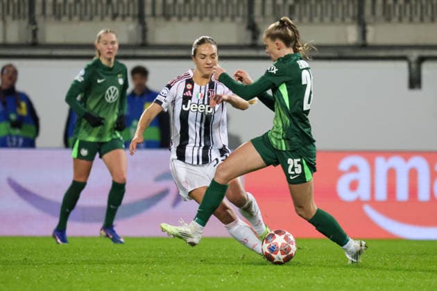12.02.2026, xgrfx, Fussball UEFA Champions League, VfL Wolfsburg - Juventus FC Turin v.l. Abi Brighton (Juventus Turin), Vivien Endemann (VfL Wolfsburg) (DFL DFB REGULATIONS PROHIBIT ANY USE OF PHOTOGRAPHS as IMAGE SEQUENCES and or QUASI-VIDEO) Wolfsburg