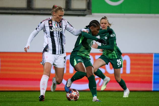 Wolfsburg, Deutschland 12. Februar 2026: UEFA Champions League Frauen - 2025 2026 - 1 8 Finale - VfL Wolfsburg vs. Juventus Turin Im Bild: v.li. im Zweikampf Mathilde Harviken (Juventus Turin) und Lineth Beerensteyn (VfL) Copyright: HMBxMedia MadeleinexFantini