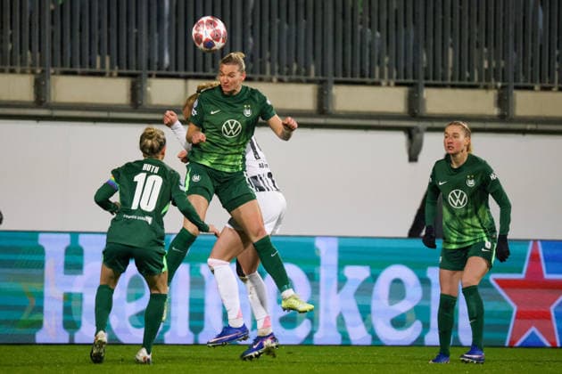 Wolfsburg, Deutschland 12. Februar 2026: UEFA Champions League Frauen - 2025 2026 - 1 8 Finale - VfL Wolfsburg vs. Juventus Turin Im Bild: v.li. Svenja Huth (VfL), Alexandra Popp (VfL) und Amalie Vangsgaard (Juventus Turin) im Kopfballduell Copyright: HMBxMedia MadeleinexFantini