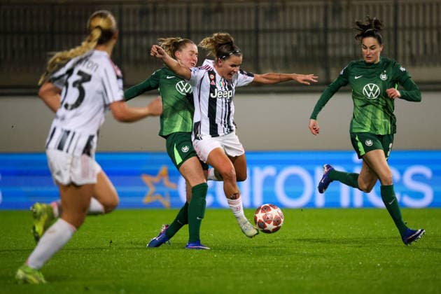 Wolfsburg, Deutschland 12. Februar 2026: UEFA Champions League Frauen - 2025 2026 - 1 8 Finale - VfL Wolfsburg vs. Juventus Turin Im Bild: v.li. im Zweikampf Janina Minge (VfL), Ana Capeta (Juventus Turin) und Caitlin Dijkstra (VfL) Copyright: HMBxMedia MadeleinexFantini