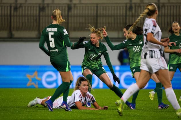 Wolfsburg, Deutschland 12. Februar 2026: UEFA Champions League Frauen - 2025 2026 - 1 8 Finale - VfL Wolfsburg vs. Juventus Turin Im Bild: v.li. Ella Peddemors (VfL), Ana Capeta (Juventus Turin) auf dem Spielfeld liegend und Janina Minge (VfL) Copyright: HMBxMedia MadeleinexFantini
