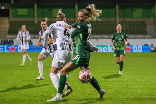 Wolfsburg, Deutschland 12. Februar 2026: UEFA Champions League Frauen - 2025 2026 - 1 8 Finale - VfL Wolfsburg vs. Juventus Turin Im Bild: v.li. im Zweikampf Amalie Vangsgaard (Juventus Turin) und Vivien Endemann (VfL) Copyright: HMBxMedia MadeleinexFantini
