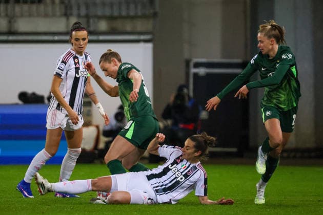 Wolfsburg, Deutschland 12. Februar 2026: UEFA Champions League Frauen - 2025 2026 - 1 8 Finale - VfL Wolfsburg vs. Juventus Turin Im Bild: v.li. im Zweikampf Barbara Bonansea (Juventus Turin), Sarai Linder (VfL), Martina Lenzini (Juventus Turin) und Vivien Endemann (VfL) Copyright: HMBxMedia MadeleinexFantini