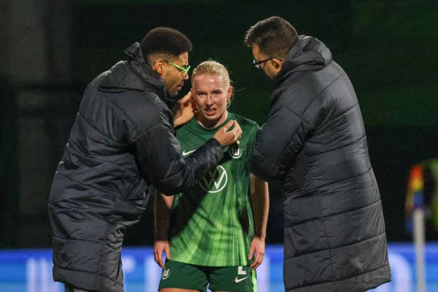 Wolfsburg, Deutschland 12. Februar 2026: UEFA Champions League Frauen - 2025 2026 - 1 8 Finale - VfL Wolfsburg vs. Juventus Turin Im Bild: v.li. die Zweite Thea Bjelde (VfL) verletzt auf dem Spielfeld und wird deswegen ärztlich behandelt Copyright: HMBxMedia MadeleinexFantini