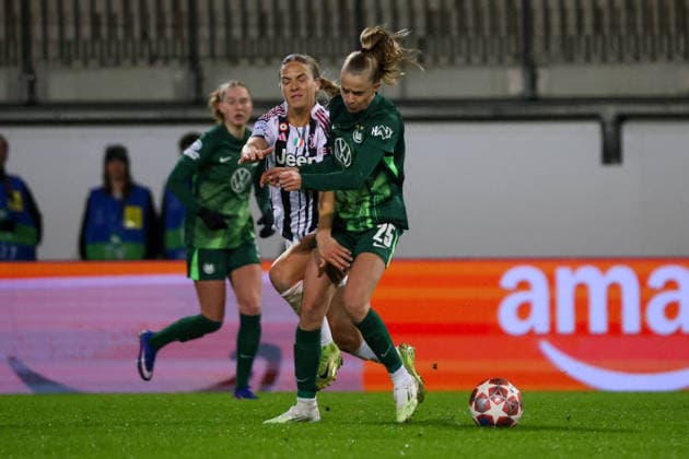 Wolfsburg, Deutschland 12. Februar 2026: UEFA Champions League Frauen - 2025 2026 - 1 8 Finale - VfL Wolfsburg vs. Juventus Turin Im Bild: v.li. im Zweikampf Abi Brighton (Juventus Turin) und Vivien Endemann (VfL) Copyright: HMBxMedia MadeleinexFantini