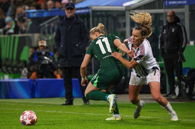 Wolfsburg, Deutschland 12. Februar 2026: UEFA Champions League Frauen - 2025 2026 - 1 8 Finale - VfL Wolfsburg vs. Juventus Turin Im Bild: v.li. im Zweikampf Alexandra Popp (VfL) und Ana Capeta (Juventus Turin) Copyright: HMBxMedia MadeleinexFantini