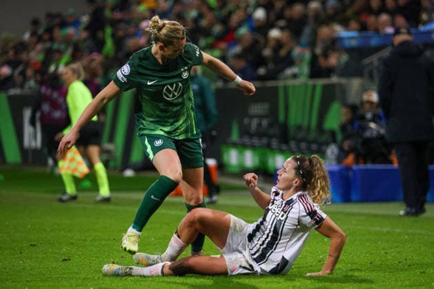 Wolfsburg, Deutschland 12. Februar 2026: UEFA Champions League Frauen - 2025 2026 - 1 8 Finale - VfL Wolfsburg vs. Juventus Turin Im Bild: v.li. im Zweikampf Alexandra Popp (VfL) und Ana Capeta (Juventus Turin) Copyright: HMBxMedia MadeleinexFantini