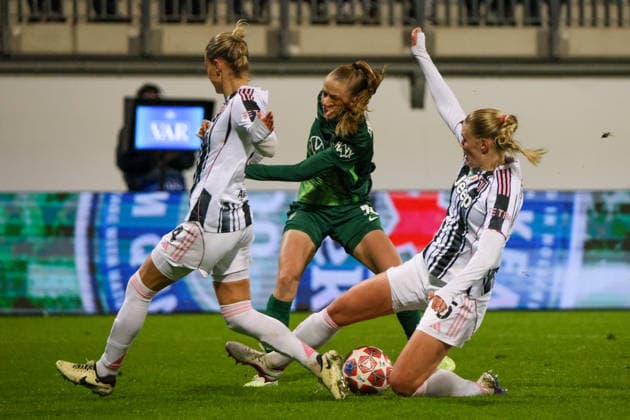 Wolfsburg, Deutschland 12. Februar 2026: UEFA Champions League Frauen - 2025 2026 - 1 8 Finale - VfL Wolfsburg vs. Juventus Turin Im Bild: v.li. im Zweikampf Emma Kullberg (Juventus Turin), Vivien Endemann (VfL) und Mathilde Harviken (Juventus Turin) Copyright: HMBxMedia MadeleinexFantini