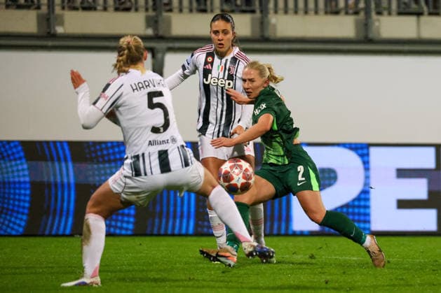 Wolfsburg, Deutschland 12. Februar 2026: UEFA Champions League Frauen - 2025 2026 - 1 8 Finale - VfL Wolfsburg vs. Juventus Turin Im Bild: v.li. im Zweikampf Mathilde Harviken (Juventus Turin), Estela Carbonell (Juventus Turin) und Thea Bjelde (VfL) Copyright: HMBxMedia MadeleinexFantini