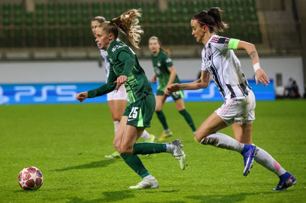 Wolfsburg, Deutschland 12. Februar 2026: UEFA Champions League Frauen - 2025 2026 - 1 8 Finale - VfL Wolfsburg vs. Juventus Turin Im Bild: v.li. Vivien Endemann (VfL) und Barbara Bonansea (Juventus Turin) im Laufduell Copyright: HMBxMedia MadeleinexFantini
