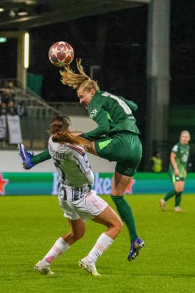 Wolfsburg, Deutschland 12. Februar 2026: UEFA Champions League Frauen - 2025 2026 - 1 8 Finale - VfL Wolfsburg vs. Juventus Turin Im Bild: v.li. im Zweikampf Estela Carbonell (Juventus Turin) und Janina Minge (VfL) Copyright: HMBxMedia MadeleinexFantini