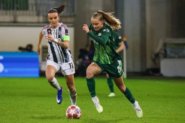 Wolfsburg, Deutschland 12. Februar 2026: UEFA Champions League Frauen - 2025 2026 - 1 8 Finale - VfL Wolfsburg vs. Juventus Turin Im Bild: v.li. im Zweikampf Barbara Bonansea (Juventus Turin) und Vivien Endemann (VfL) Copyright: HMBxMedia MadeleinexFantini