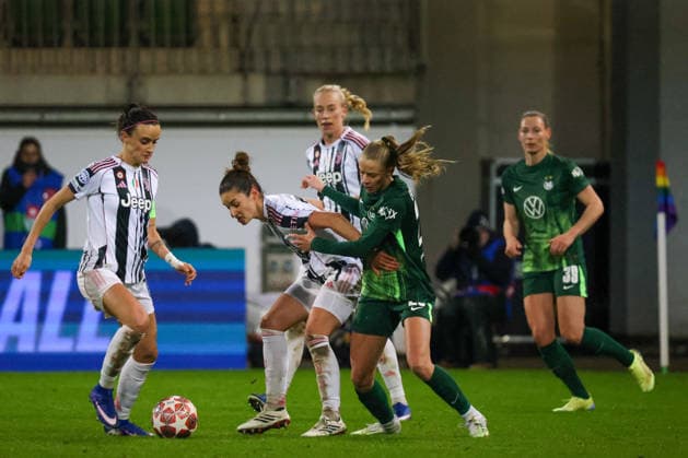 Wolfsburg, Deutschland 12. Februar 2026: UEFA Champions League Frauen - 2025 2026 - 1 8 Finale - VfL Wolfsburg vs. Juventus Turin Im Bild: v.li. im Zweikampf Barbara Bonansea (Juventus Turin), Martina Lenzini (Juventus Turin) und Vivien Endemann (VfL) Copyright: HMBxMedia MadeleinexFantini