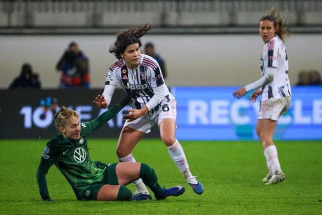 Wolfsburg, Deutschland 12. Februar 2026: UEFA Champions League Frauen - 2025 2026 - 1 8 Finale - VfL Wolfsburg vs. Juventus Turin Im Bild: v.li. im Zweikampf Janina Minge (VfL) und Eva Schatzer (Juventus Turin) Copyright: HMBxMedia MadeleinexFantini