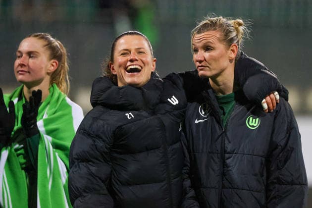 Wolfsburg, Deutschland 12. Februar 2026: UEFA Champions League Frauen - 2025 2026 - 1 8 Finale - VfL Wolfsburg vs. Juventus Turin Im Bild: v.li. Janina Minge (VfL), Torhüterin Martina Tufekovic (VfL) und Alexandra Popp (VfL) bei der Abschlussrunde nach dem Remis gegen Juventus Turin Copyright: HMBxMedia MadeleinexFantini