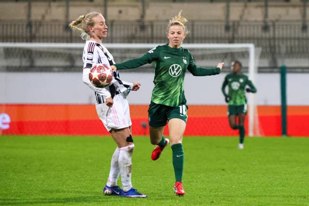 Wolfsburg, Deutschland 12. Februar 2026: UEFA Champions League Frauen - 2025 2026 - 1 8 Finale - VfL Wolfsburg vs. Juventus Turin Im Bild: v.li. im Zweikampf Amalie Vangsgaard (Juventus Turin) und Justine Kielland (VfL) Copyright: HMBxMedia MadeleinexFantini