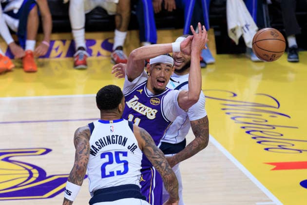 February 12, 2026, Los Angeles, California, USA: Jaxson Hayes 11 of the Los Angeles Lakers misses a pass as PJ Washington 25 of the Dallas Mavericks defends during their regular season NBA, Basketball Herren, USA game on Thursday February 12, 2026 at Crypto.com Arena in Los Angeles, California. ARIANA RUIZ PI Lakers Vs. Mavericks  - ZUMAp124 20260212_zaa_p124_057 Copyright: xArianaxRuizx