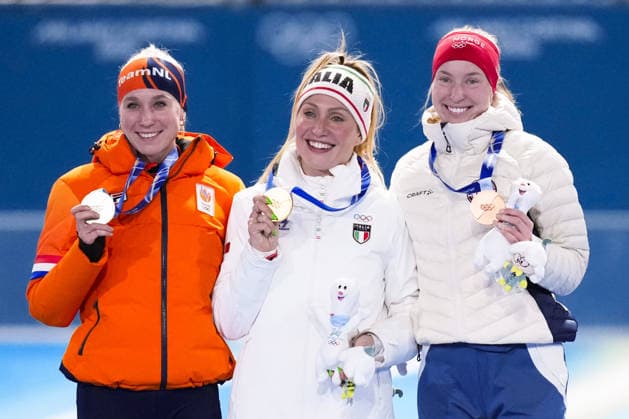 Milan Cortina Olympics: Speed skating, Eisschnelllauf Italian speed skater Francesca Lollobrigida (C) celebrates after winning the women s 5,000 meters gold at the Milan Cortina Olympics on Feb. 12, 2026, at Milano Speed Skating Stadium in Milan, alongside silver medalist Merel Conijn (L) of the Netherlands and bronze medalist Ragne Wiklund of Norway.  A14AA0005277044P