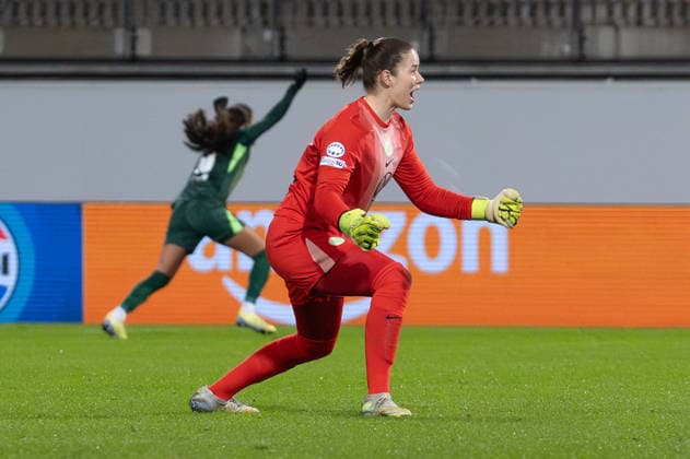 Deutschland, Fussball, UEFA, Womens Champions League, Play-Offs 5-12 2025 2026: VfL Wolfsburg - Juventus Turin am 12.02. in Wolfsburg (AOK-Stadion): Tor Torjubel 2:2 Sarai Linder (VfL Wolfsburg 39) Stina Johannes (VfL Wolfsburg 1) Copyright: xSvenxHeidmannx