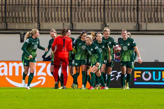 Deutschland, Fussball, UEFA, Womens Champions League, Play-Offs 5-12 2025 2026: VfL Wolfsburg - Juventus Turin am 12.02. in Wolfsburg (AOK-Stadion): Tor Torjubel 2:2 Sarai Linder (VfL Wolfsburg 39) Stina Johannes (VfL Wolfsburg 1) Copyright: xSvenxHeidmannx
