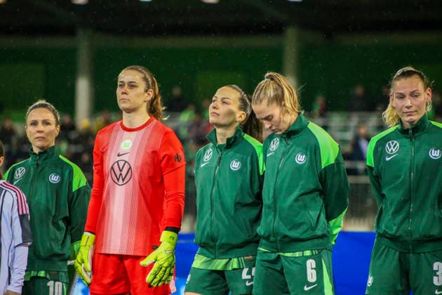 Deutschland: Fussball UEFA Women™s Champions League 2025 2026, Playoffs VfL Wolfsburg vs Juventus AOK Stadion (Wolfsburg) Stina Johannes (VfL Wolfsburg Frauen, 1) Joelle Wedemeyer (VfL Wolfsburg Frauen, 24) Svenja Huth (VfL Wolfsburg Frauen, 10) Janina Minge (VfL Wolfsburg Frauen, 6) Caitlin Dijkstra (VfL Wolfsburg Frauen, 3) Wolfsburg Copyright: xAymanxAlahmedx