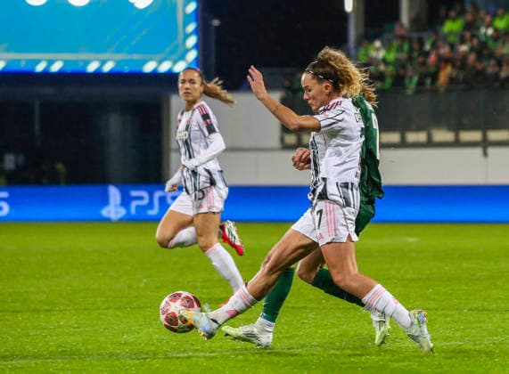 Deutschland: Fussball UEFA Women™s Champions League 2025 2026, Playoffs VfL Wolfsburg vs Juventus AOK Stadion (Wolfsburg) Ana Capeta (Juventus, 7) Thea Bjelde (VfL Wolfsburg Frauen, 2) Wolfsburg Copyright: xAymanxAlahmedx