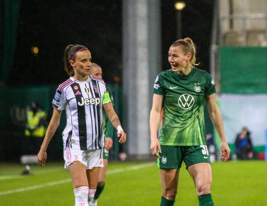 Deutschland: Fussball UEFA Women™s Champions League 2025 2026, Playoffs VfL Wolfsburg vs Juventus AOK Stadion (Wolfsburg) Barbara Bonansea (Juventus, 11) Sarai Linder (VfL Wolfsburg Frauen, 39) Wolfsburg Copyright: xAymanxAlahmedx
