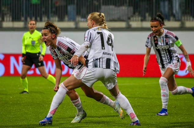 Deutschland: Fussball UEFA Women™s Champions League 2025 2026, Playoffs VfL Wolfsburg vs Juventus AOK Stadion (Wolfsburg) Torjubel Ana Capeta (Juventus, 7) Amalie Vangsgaard (Juventus, 14) Wolfsburg Copyright: xAymanxAlahmedx