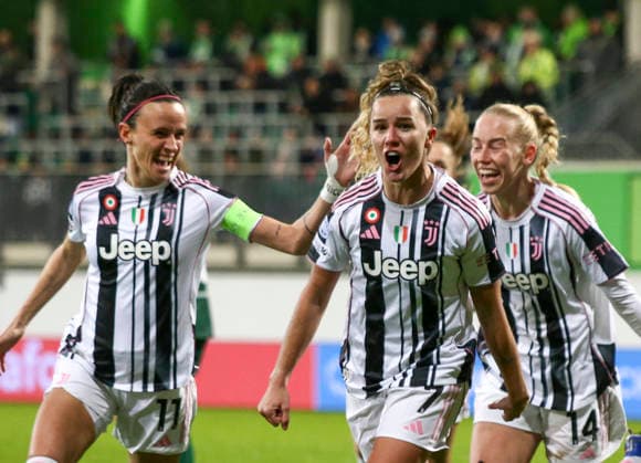 Deutschland: Fussball UEFA Women™s Champions League 2025 2026, Playoffs VfL Wolfsburg vs Juventus AOK Stadion (Wolfsburg) Torjubel Ana Capeta (Juventus, 7) Amalie Vangsgaard (Juventus, 14) Barbara Bonansea (Juventus, 11) Wolfsburg Copyright: xAymanxAlahmedx