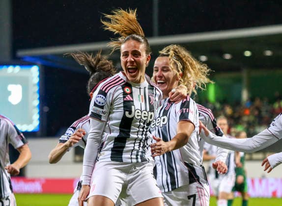 Deutschland: Fussball UEFA Women™s Champions League 2025 2026, Playoffs VfL Wolfsburg vs Juventus AOK Stadion (Wolfsburg) Torjubel Ana Capeta (Juventus, 7) Amalie Vangsgaard (Juventus, 14) Barbara Bonansea (Juventus, 11) Mathilde Harviken (Juventus, 5) Emma Godo Emma Godo (Juventus, 17) Wolfsburg Copyright: xAymanxAlahmedx