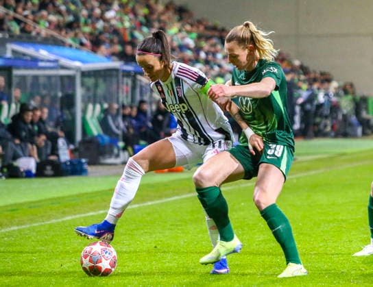 Deutschland: Fussball UEFA Women™s Champions League 2025 2026, Playoffs VfL Wolfsburg vs Juventus AOK Stadion (Wolfsburg) Barbara Bonansea (Juventus, 11) Sarai Linder (VfL Wolfsburg Frauen, 39) Wolfsburg Copyright: xAymanxAlahmedx