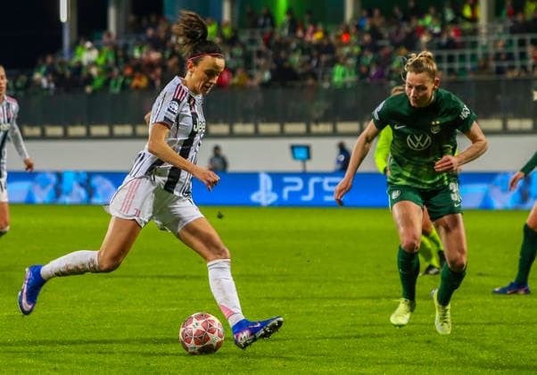 Deutschland: Fussball UEFA Women™s Champions League 2025 2026, Playoffs VfL Wolfsburg vs Juventus AOK Stadion (Wolfsburg) Barbara Bonansea (Juventus, 11) Sarai Linder (VfL Wolfsburg Frauen, 39) Wolfsburg Copyright: xAymanxAlahmedx