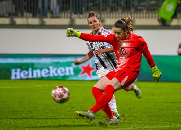 Deutschland: Fussball UEFA Women™s Champions League 2025 2026, Playoffs VfL Wolfsburg vs Juventus AOK Stadion (Wolfsburg) Stina Johannes (VfL Wolfsburg Frauen, 1) Wolfsburg Copyright: xAymanxAlahmedx