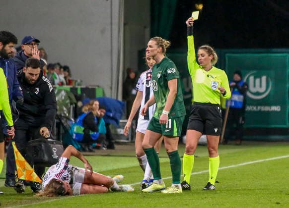 Deutschland: Fussball UEFA Women™s Champions League 2025 2026, Playoffs VfL Wolfsburg vs Juventus AOK Stadion (Wolfsburg) Gelbe Karte für Spieler Alexandra Popp (VfL Wolfsburg Frauen, 11) Wolfsburg Copyright: xAymanxAlahmedx