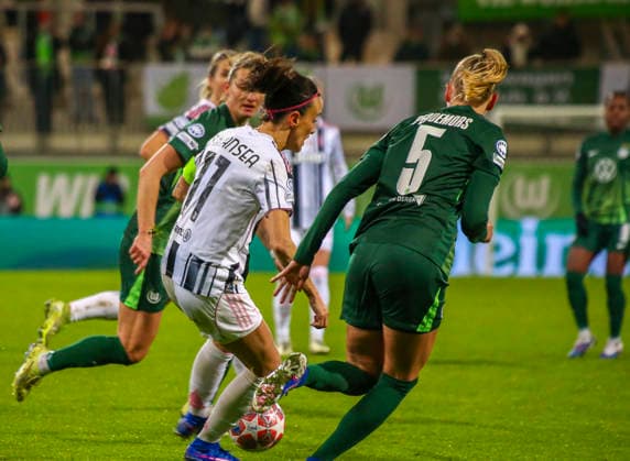 Deutschland: Fussball UEFA Women™s Champions League 2025 2026, Playoffs VfL Wolfsburg vs Juventus AOK Stadion (Wolfsburg) Barbara Bonansea (Juventus, 11) Ella Peddemors (VfL Wolfsburg Frauen, 5) Wolfsburg Copyright: xAymanxAlahmedx
