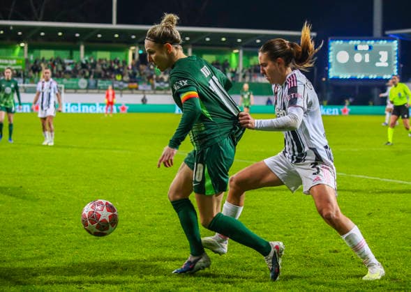 Deutschland: Fussball UEFA Women™s Champions League 2025 2026, Playoffs VfL Wolfsburg vs Juventus AOK Stadion (Wolfsburg) Svenja Huth (VfL Wolfsburg Frauen, 10) Estela (Juventus, 3) Wolfsburg Copyright: xAymanxAlahmedx